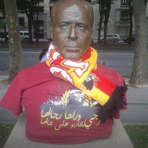 تمثال الحبيب بورقيبة بزي الترجي في باريس