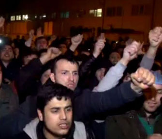 عمال أتراك يستولون على معمل نسيج أميركي مشهور (فيديو)