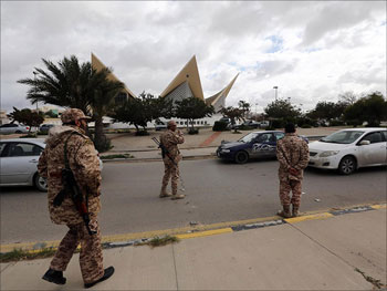بعثة الأمم المتحدّة تُجلي موظفيها من ليبيا إلى تونس