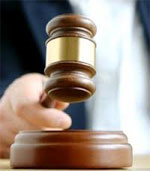 المحكمة تفرج عن محامية متهمة بالاحتيال على خلفية احتجاج زملائها