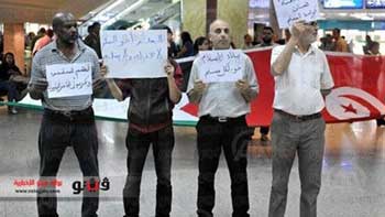 تونسيون يحتجون في مطار تونس قرطاج ضد احتجاز فلسطينيين لاجئين عالقين بالمطار