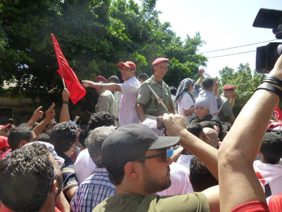 عاجل: وصول جثمان محمد البراهمي إلى مقبرة الجلاز وسط تكبير وزغاريد