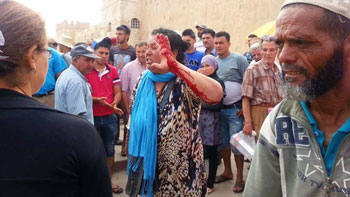 شهود عيان: محاولة انتحار 12 بائع متجول في صفاقس عبر قطع الشرايين