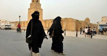 دعوات بمنع النقاب في تونس بعد عملية باردو الارهابية.. بدعم شرعي من مشائخ الزيتونة