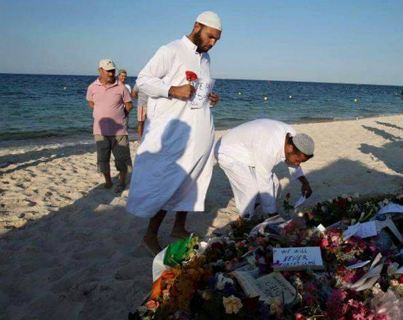 صورة اليوم :'سلفيون يضعون الورود في مكان العملية الإرهابية ' بسوسة