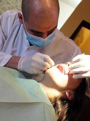 أطباء الأسنان بقابس يحذرون من أشخاص أجانب ينتحلون مهنة طب الأسنان دون شهائد علمية
