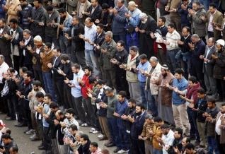 المصريون يصلون بالآلاف على روح بلعيد  في ميدان التحرير