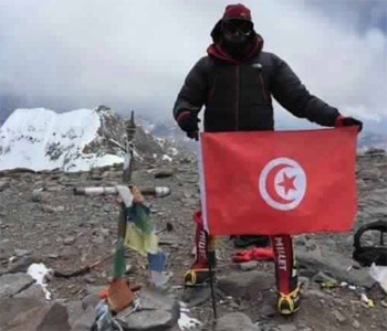 تونسي ينجح في رفع العلم الوطني عند أعلى قمة في جبال أميركا الجنوبية