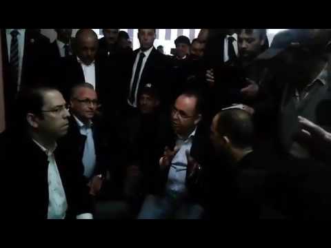 فيديو : يوسف الشاهد يستمع لمشاغل مجموعة من المواطنين بمقهى